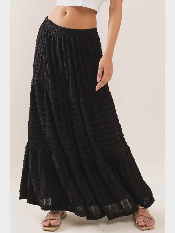 Women's Textured Tiered Long Skirt In Black